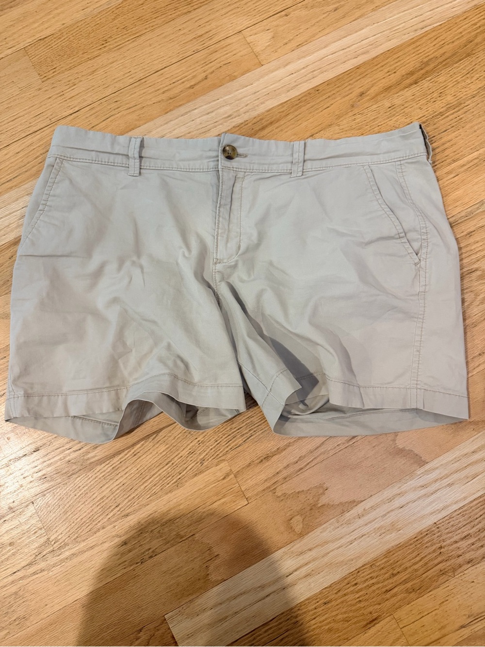 Ladies Size 10 "Old Navy" Flat-Front Shorts in Light Khaki GUC